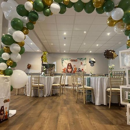 The Black Lion Royal Hotel Лампетер Екстериор снимка