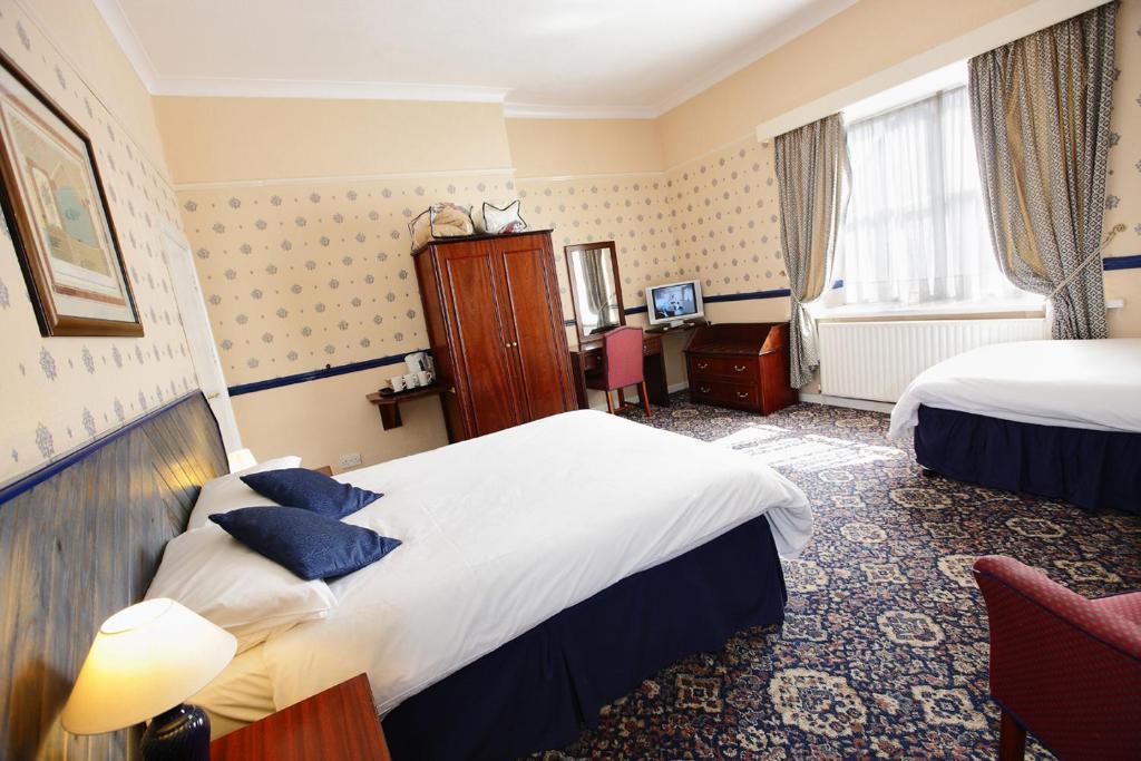The Black Lion Royal Hotel Лампетер Стая снимка