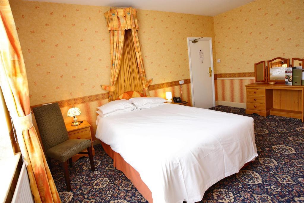 The Black Lion Royal Hotel Лампетер Стая снимка
