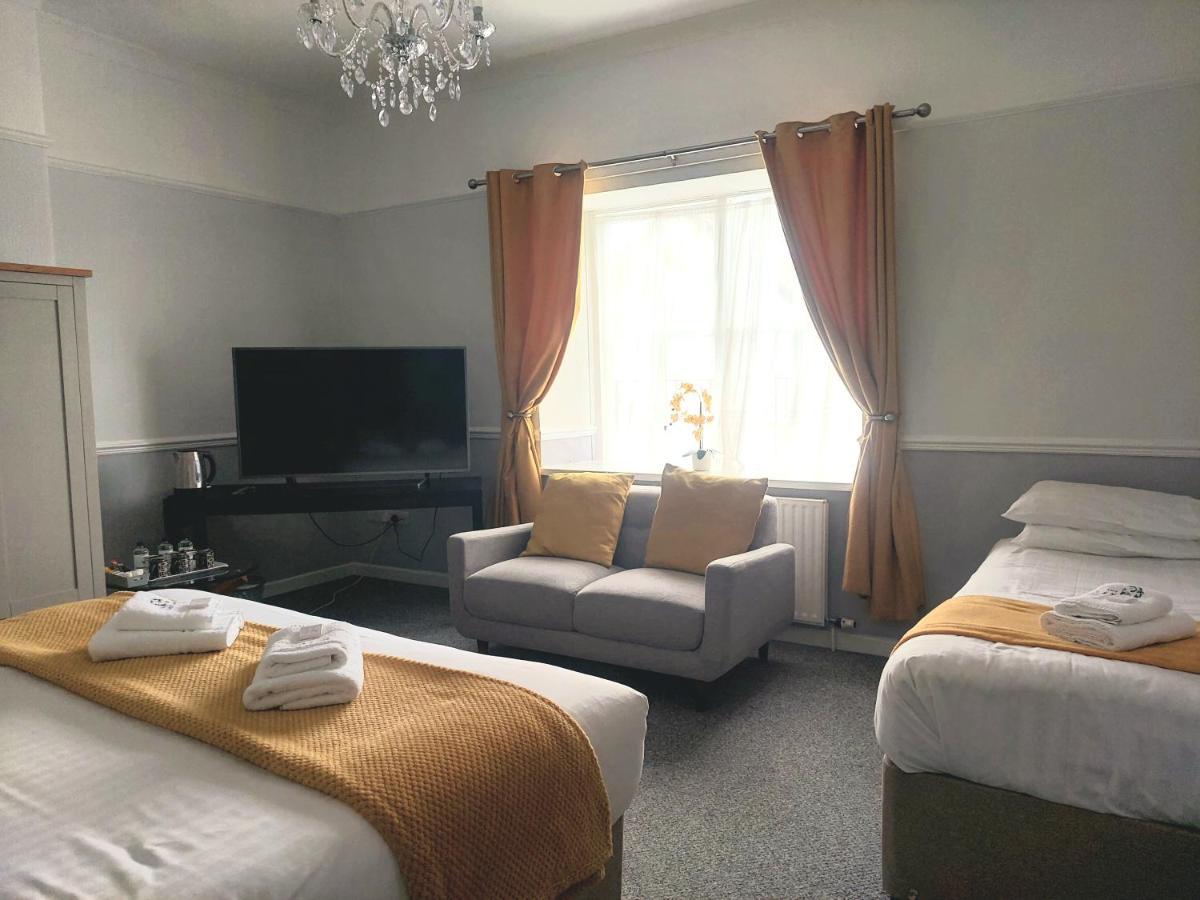 The Black Lion Royal Hotel Лампетер Екстериор снимка