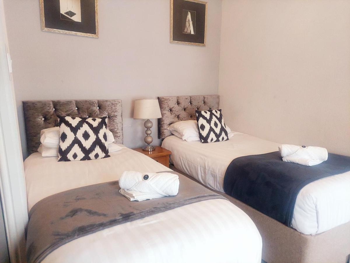 The Black Lion Royal Hotel Лампетер Екстериор снимка
