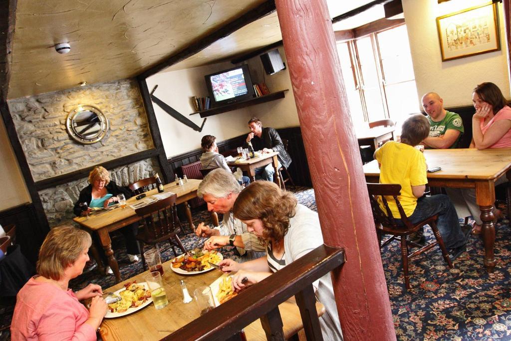 The Black Lion Royal Hotel Лампетер Екстериор снимка