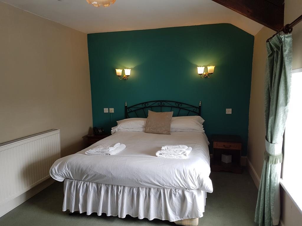 The Black Lion Royal Hotel Лампетер Стая снимка
